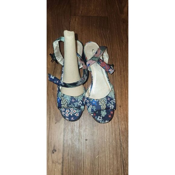 CL by Chinese Laundry Sandals - Picture 2 of 6